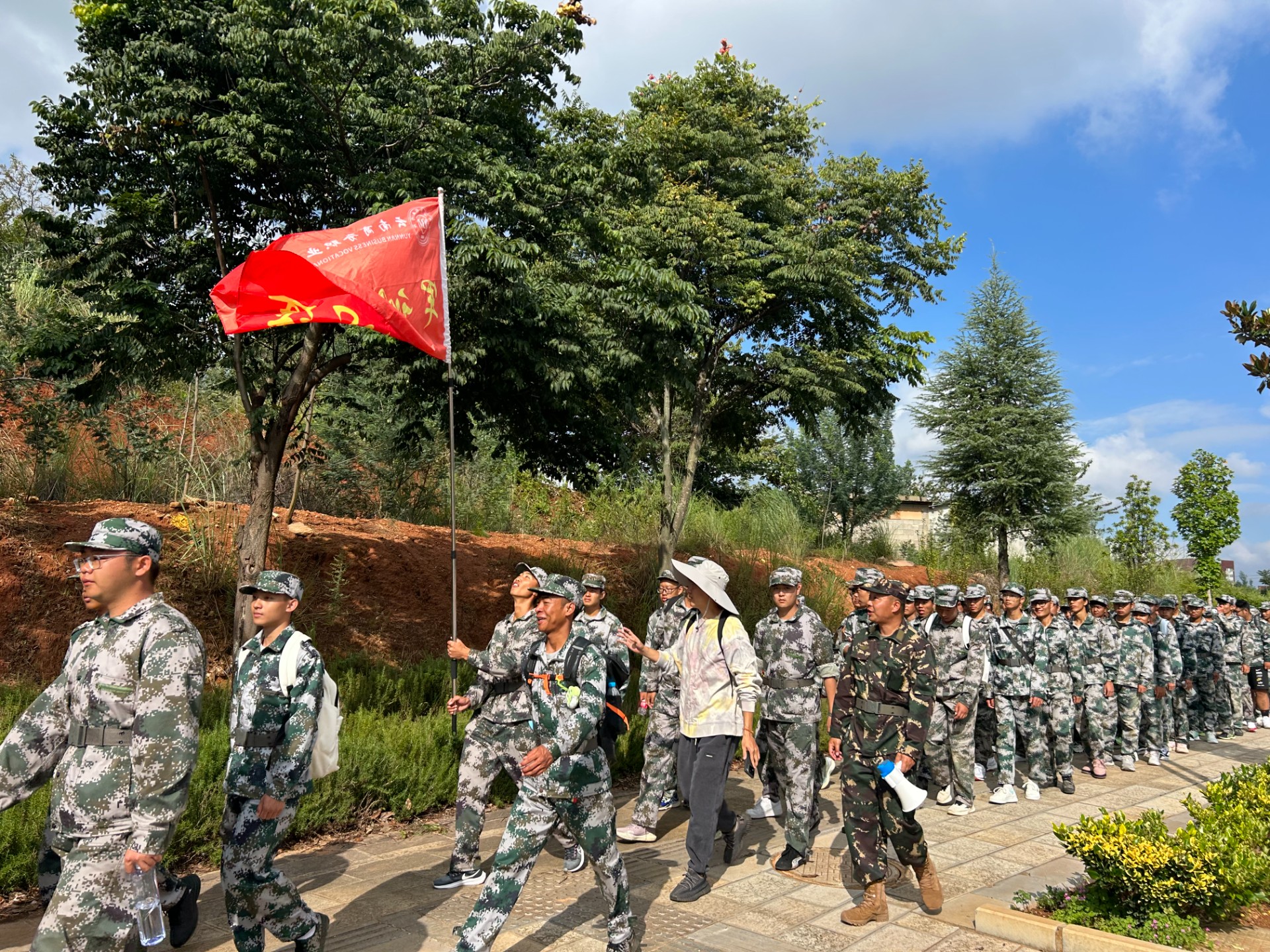 SUNBET申搏开展 2024 年学生军训野外拉练活动