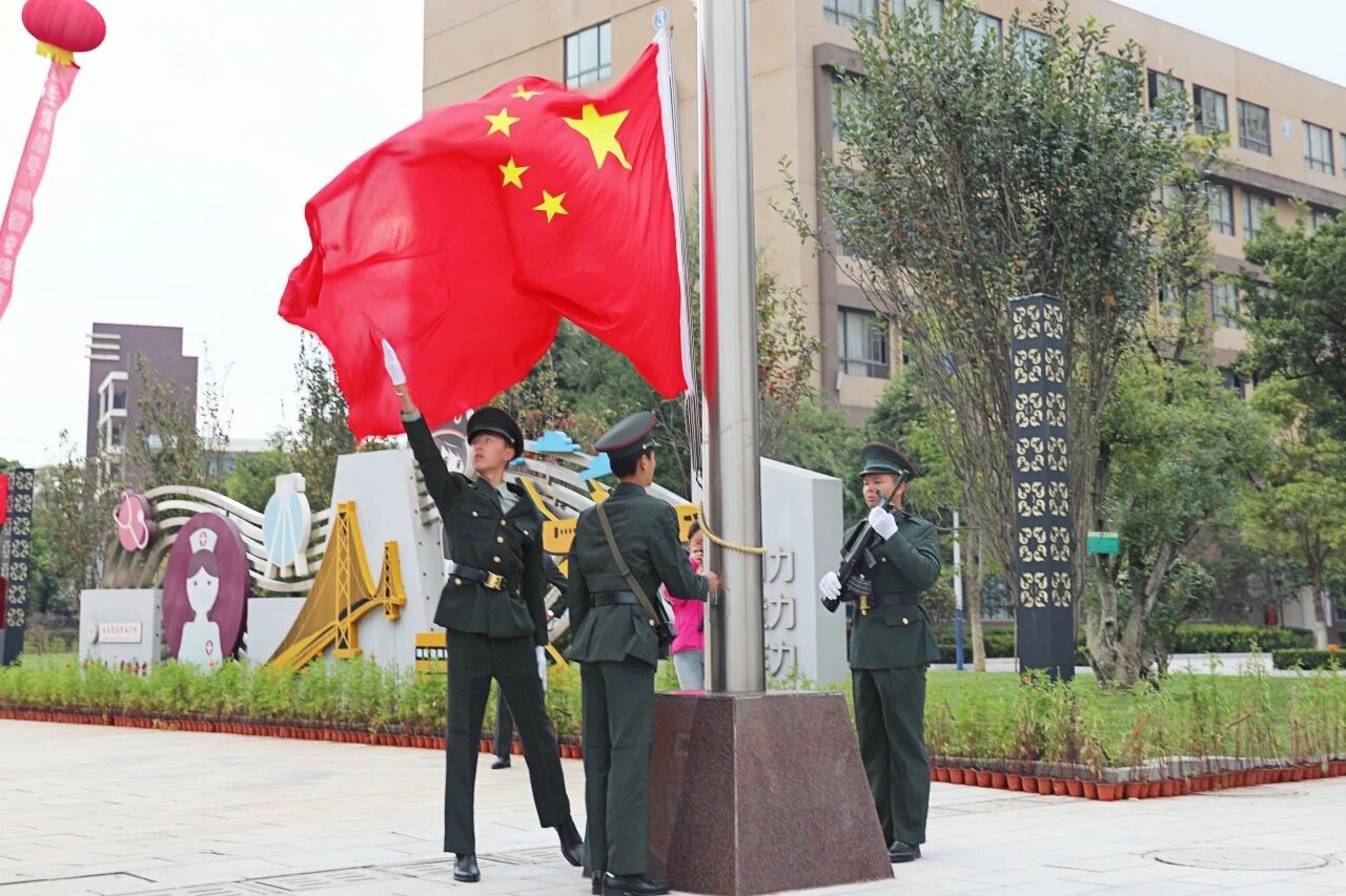 开学第一课 | SUNBET申搏举行2025年秋季学期“开学第一课”暨国旗下的党课第一讲