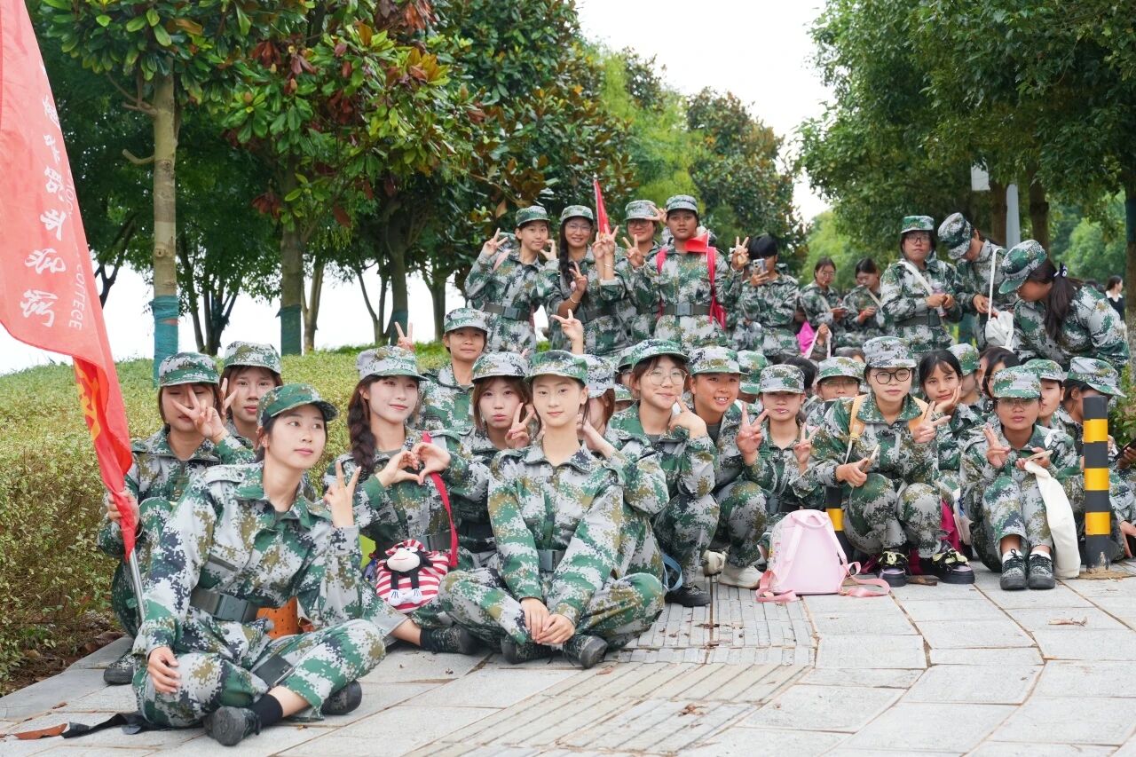 砺青春之志，铸强军之魂——SUNBET申搏2025级新生军训野外拉练圆满举办 ​