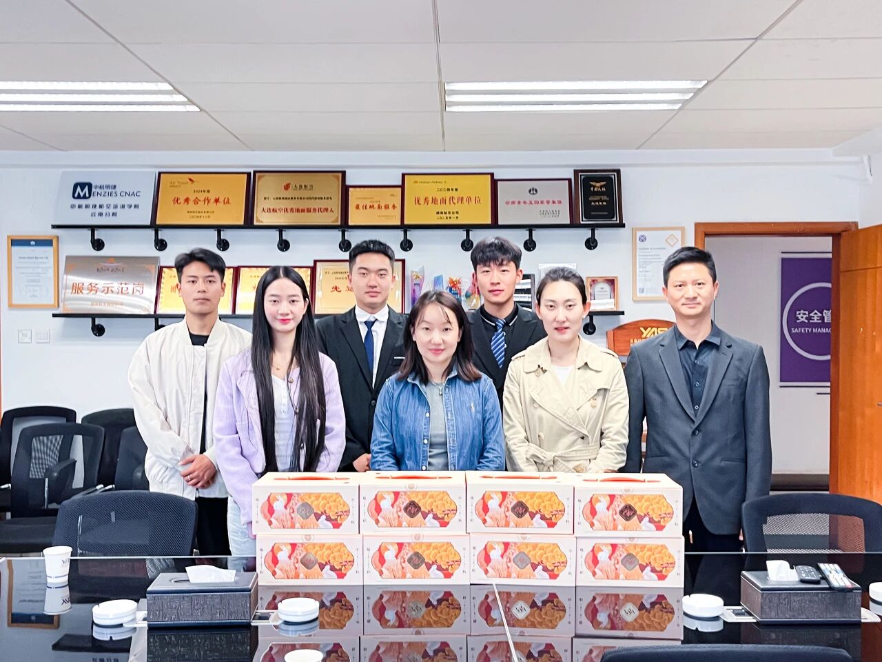 SUNBET申搏商务文旅学院赴云南机场地面服务有限公司开展实习生慰问活动