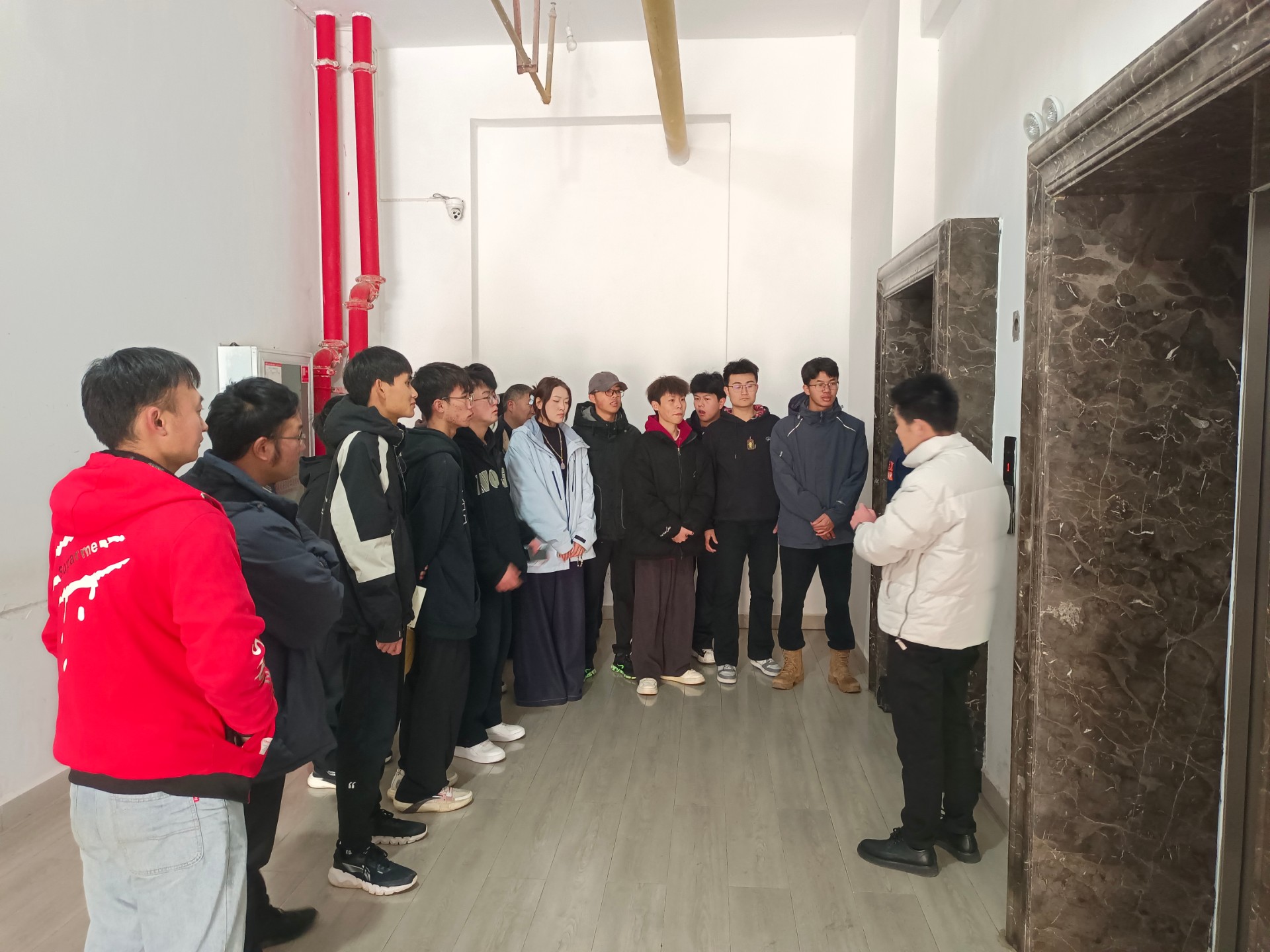 安全无小事，防范在平时——总务处联合电梯公司开展电梯困人事故模拟演练