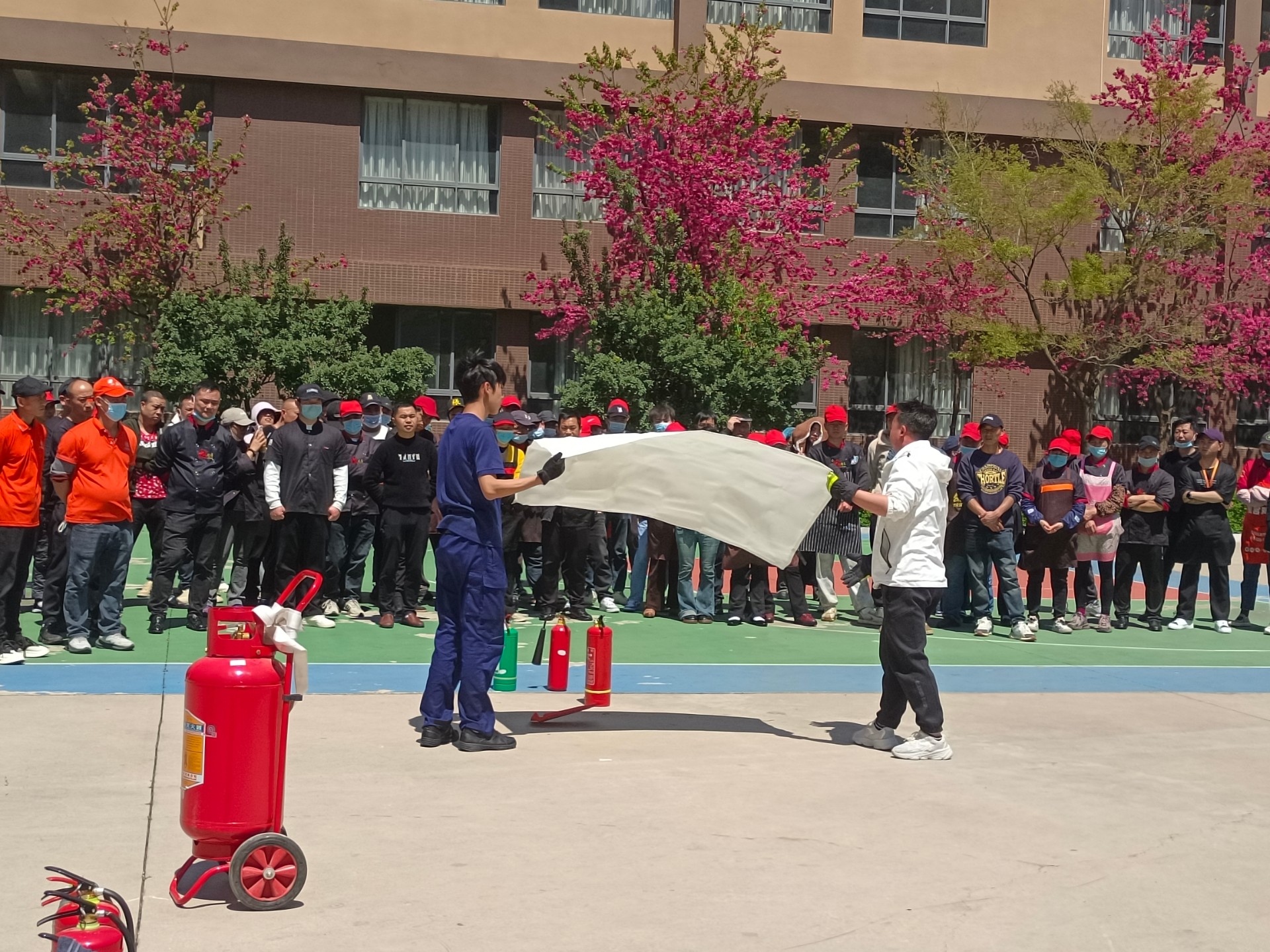 消防安全始于心，防范未“燃”践于行——后勤员工灭火器使用培训