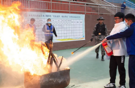 【消防演练】SUNBET申搏举行2021年秋季学期“落实消防责任、防范安全风险”消防应急疏散综合演练