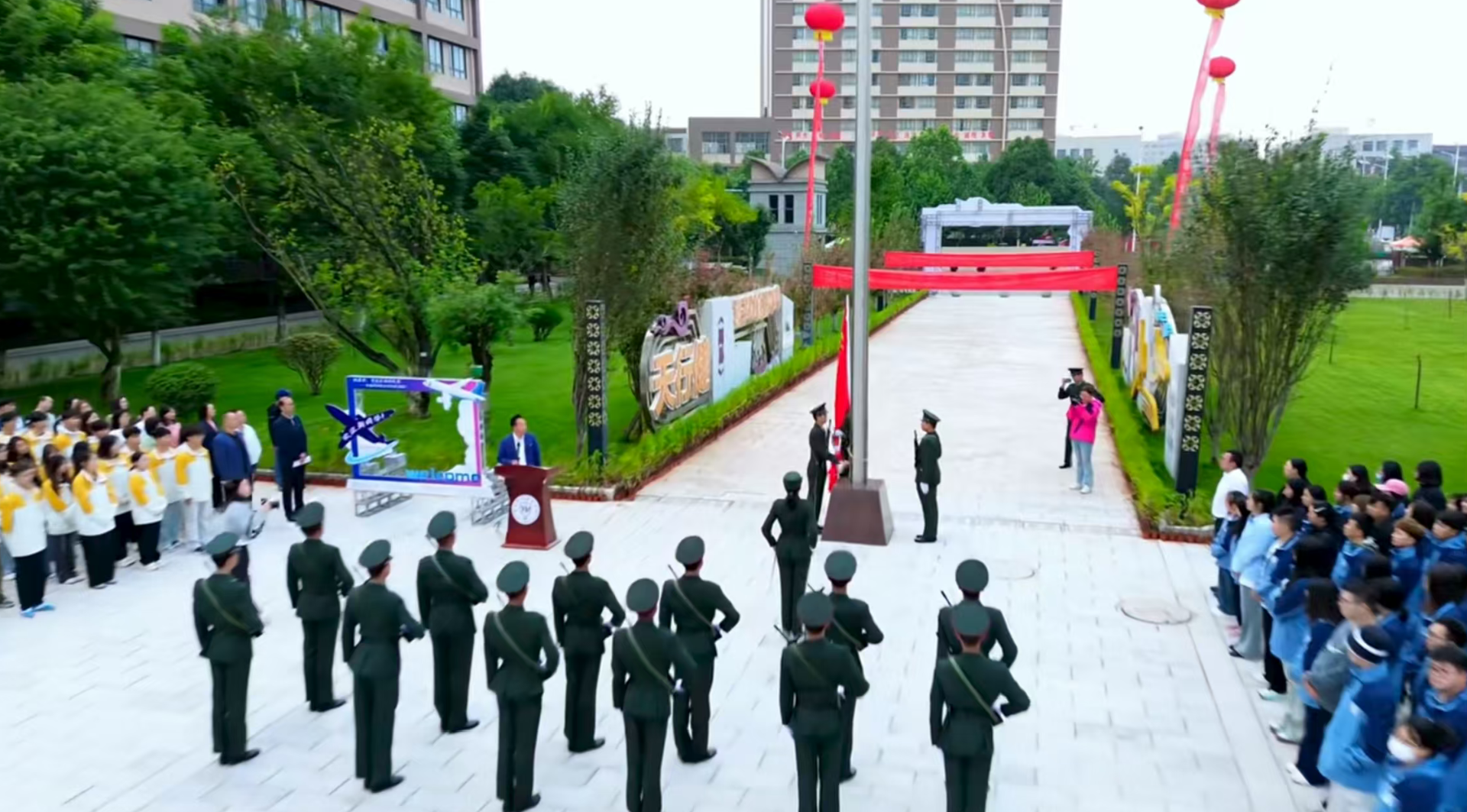 SUNBET申搏举行2025年秋季学期“开学第一课”暨国旗下的党课第一讲